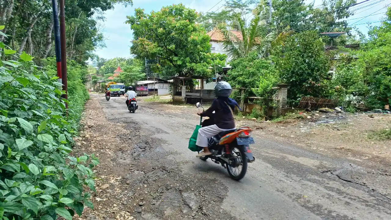 Jalan rusak di jalur Trenggalek menuju Bendungan