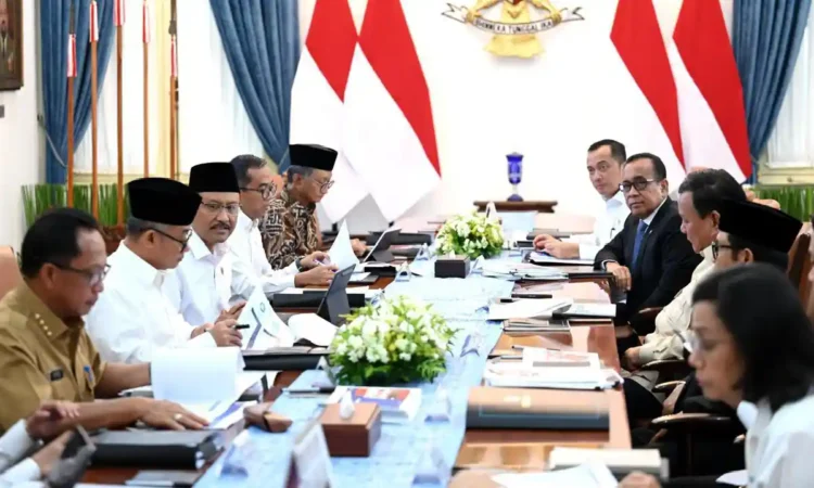 Presiden Prabowo Bahas Pengembangan Sekolah Rakyat dalam Rapat Terbatas