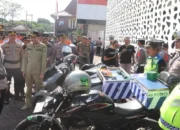 Polres Trenggalek Siagakan Tim Tambal Ban dan BBM untuk Pemudik Lebaran 2025
