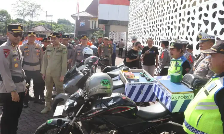 Polres Trenggalek Siagakan Tim Tambal Ban dan BBM untuk Pemudik Lebaran 2025