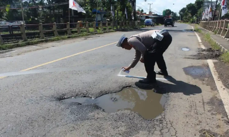 Puluhan Titik Kerusakan Jalan di Trenggalek Rawan Kecelakaan
