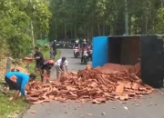 Truk Muatan Genteng Terguling, Tak Kuat Nanjak di Jalan Kedekan Trenggalek