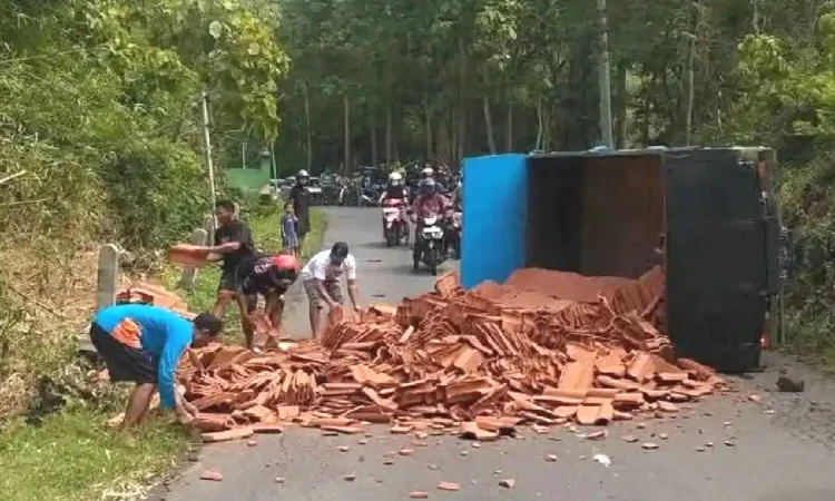 Truk Muatan Genteng Terguling, Tak Kuat Nanjak di Jalan Kedekan Trenggalek