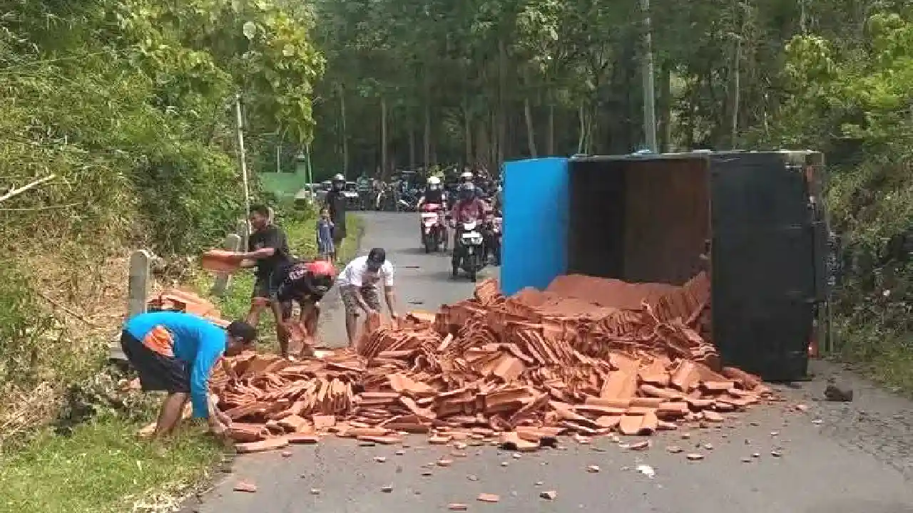 Kecelakaan Tunggal di Trenggalek truk terguling