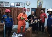 Ular Piton 2 Meter Masuk Rumah Warga Trenggalek Saat Hujan Deras