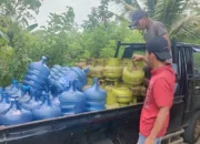 Kelangkaan LPG 3 Kg di Trenggalek, Warga Terpaksa Gunakan Tungku Kayu
