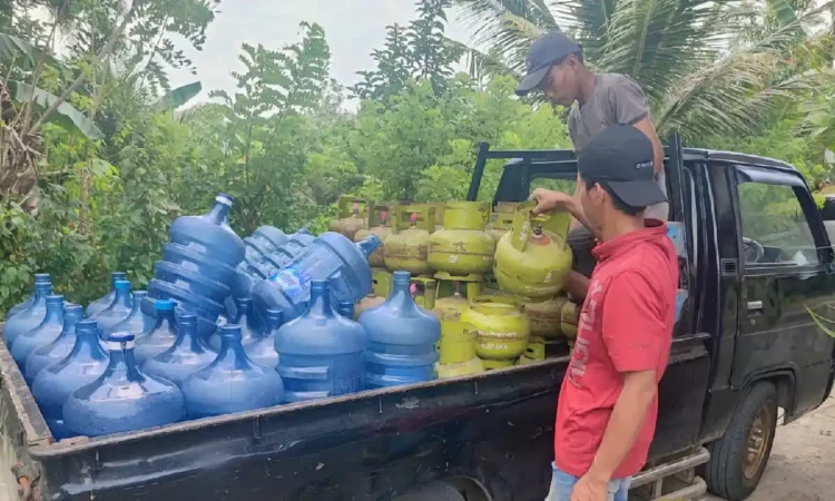 Kelangkaan LPG 3 Kg di Trenggalek, Warga Terpaksa Gunakan Tungku Kayu