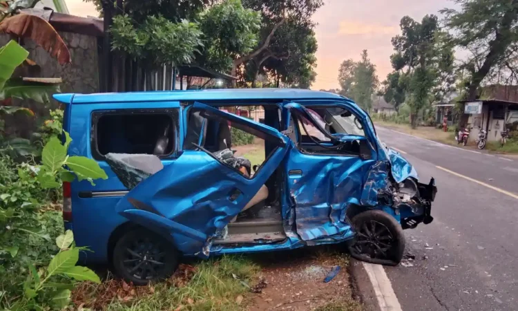 Dua Mobil Alami Tabrakan di Trenggalek, Diduga Sopir Mengantuk