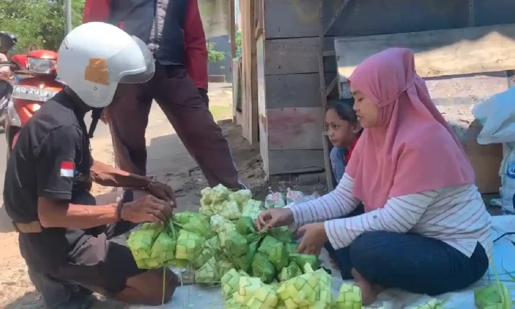 Pedagang Ketupat di Trenggalek Raup Untung Menjelang Lebaran Kupatan