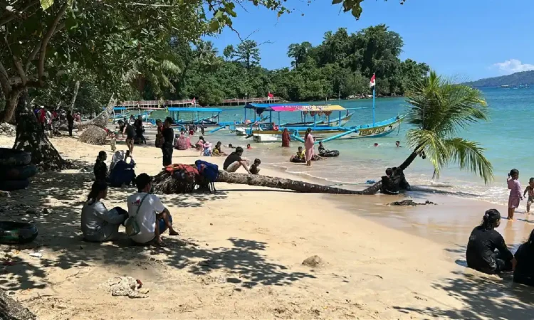 Pantai Pasir Putih Trenggalek Diserbu 3000 Wisatawan Saat Libur Lebaran