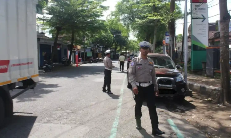 Satlantas Polres Trenggalek Tertibkan Parkir Liar di Depan RSUD dr. Soedomo