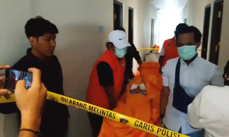 Petugas saat membawa jenazah korban dari hotel jaas Trenggalek