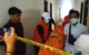Petugas saat membawa jenazah korban dari hotel jaas Trenggalek