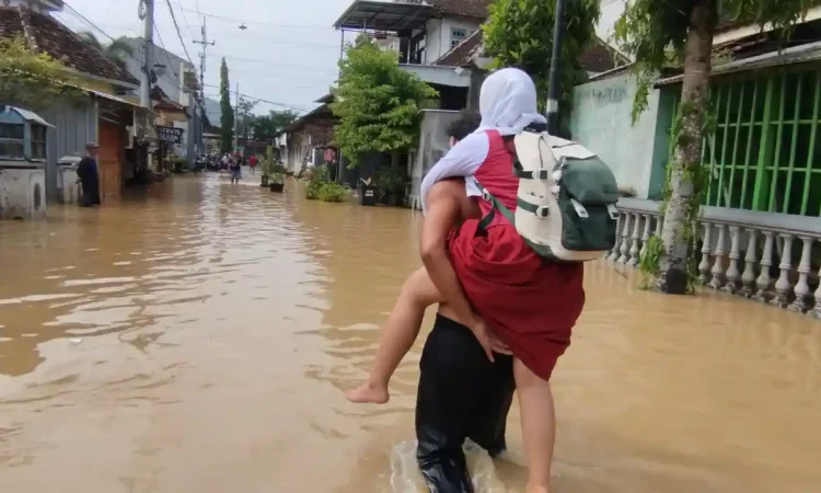 Perjuangan Pelajar di Trenggalek Hadapi Banjir dan Ujian Sekolah