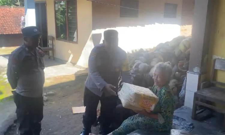 Polsek Watulimo Bagikan Sembako Lewat Program ‘Besek’