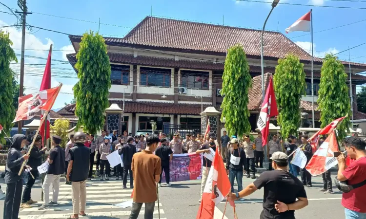 DPRD Trenggalek Tanggapi Aksi GMNI, Janji Teruskan Aspirasi Sesuai Kewenangan