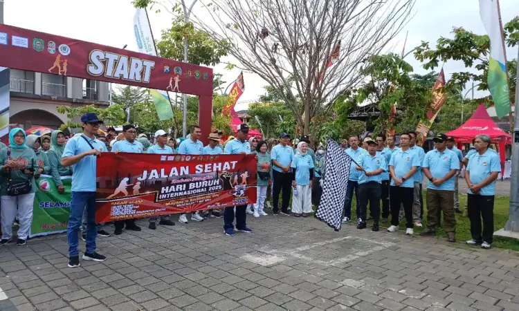 Ratusan Buruh di Trenggalek Jalan Sehat Peringati May Day
