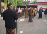 ASN Trenggalek Kenakan Pakaian Adat Jawa Saat Peringati Hardiknas 2025