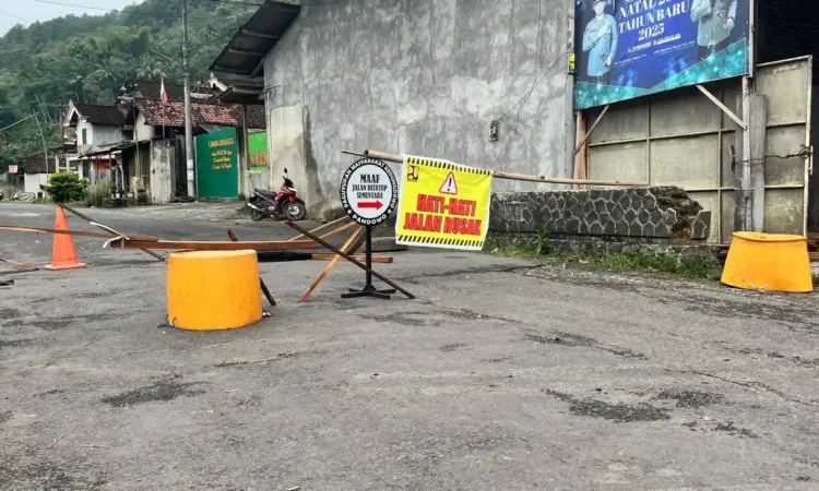 Jembatan Nglegok Trenggalek Jebol Usai Dilewati Truk LPG