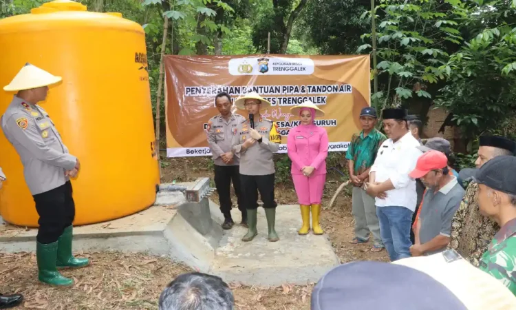 Polres Trenggalek Salurkan Tandon Air dan Resmikan Kebun Sayur untuk Hadapi Kekeringan