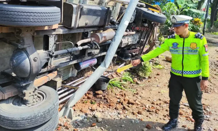 Truk Muat Telur Terguling di Karangsoko Trenggalek, Sopir Diduga Mengantuk