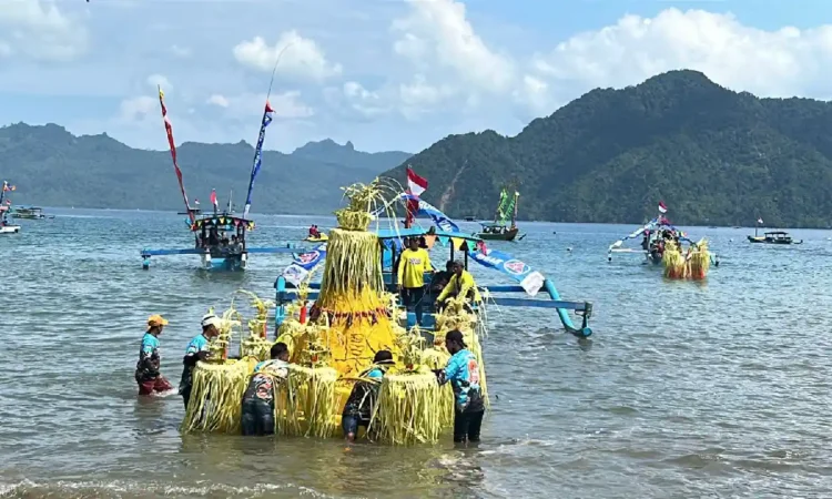 Larung Sembonyo di Karanggongso Trenggalek Meriah