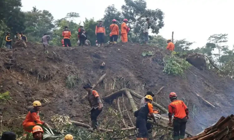 Hari Ketiga Pencarian 6 Korban Longsor di Trenggalek Masih Nihil
