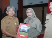 Sekda Trenggalek Serahkan SK Pensiun kepada 104 PNS