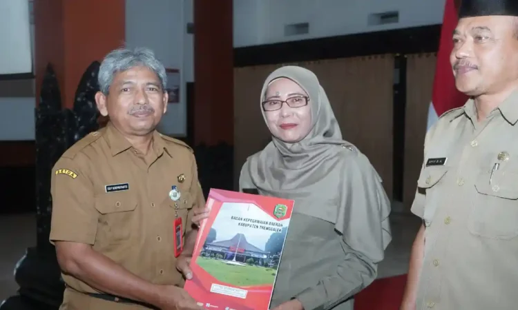 Sekda Trenggalek Serahkan SK Pensiun kepada 104 PNS