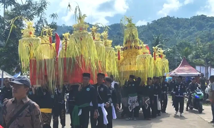 Ada 3 Tumpeng Berisi 48 Sesajen pada Tradisi Larung Sembonyo di Trenggalek