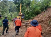 Alat Berat Tak Bisa Capai Titik Rumah Tertimbun Longsor di Trenggalek
