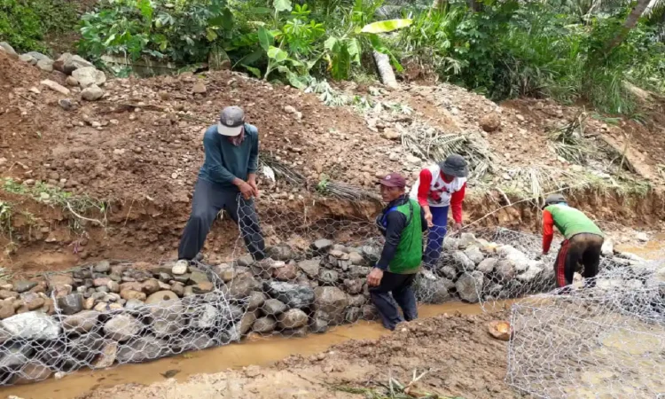 Warga Desa Tawing Trenggalek Sukses Atasi Banjir Lewat Swadaya dan Gotong Royong
