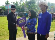 Pemkab Trenggalek Serahkan Alsintan dan Penghargaan kepada Kelompok Tani