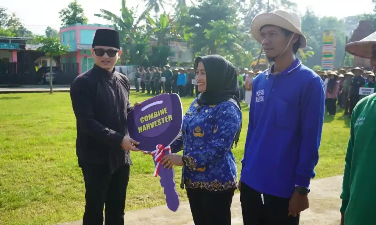 Pemkab Trenggalek Serahkan Alsintan dan Penghargaan kepada Kelompok Tani