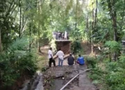 Jembatan Penghubung di Desa Gemaharjo Trenggalek Amblas, Akses Warga Terputus
