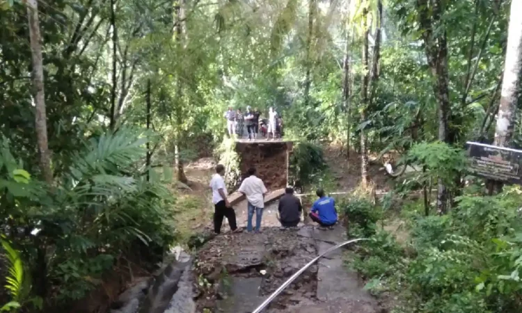Jembatan Penghubung di Desa Gemaharjo Trenggalek Amblas, Akses Warga Terputus