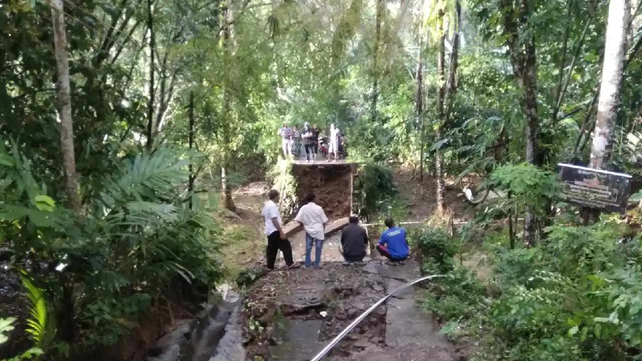Jembatan Trenggalek Putus
