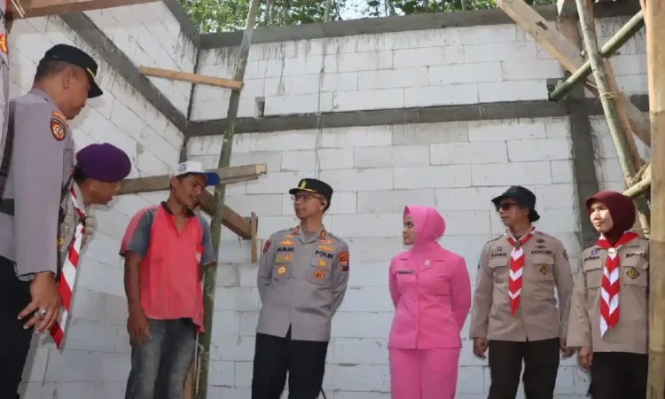 Kapolres Trenggalek Salurkan Bantuan Bedah Rumah Sambut Hari Bhayangkara ke-79