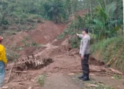 Tanah Longsor Tutup Akses Jalan Desa di Pakel Pule, Warga Diimbau Waspada