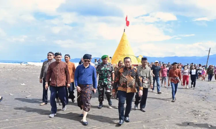 Bupati Trenggalek Hadiri Upacara Adat Labuh Laut di Pantai Konang