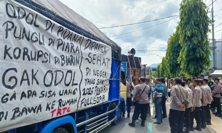 287 Sopir Truk di Trenggalek Gelar Aksi Demo