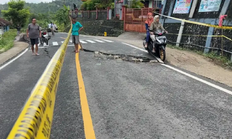 Tanah Ambles di Trenggalek Rusak Jalan Nasional dan Rumah Warga