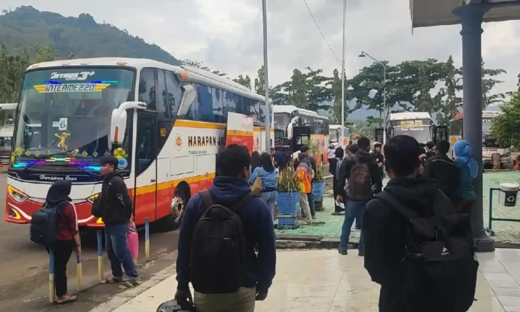 Lonjakan Penumpang Terjadi di Terminal Surodakan Trenggalek Selama Libur Idul Adha