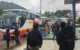 Para penumpang terlihat saat akan turun dan menaiki bus di Terminal Surodakan Trenggalek.