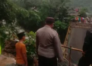Jembatan Penghubung Munjungan-Watulimo Trenggalek Putus Diterjang Banjir