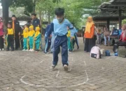 Puluhan Anak di Trenggalek Peringati HAN 2025 dengan Permainan Tradisional