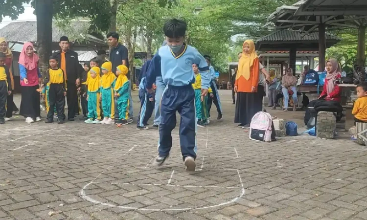 Puluhan Anak di Trenggalek Peringati HAN 2025 dengan Permainan Tradisional