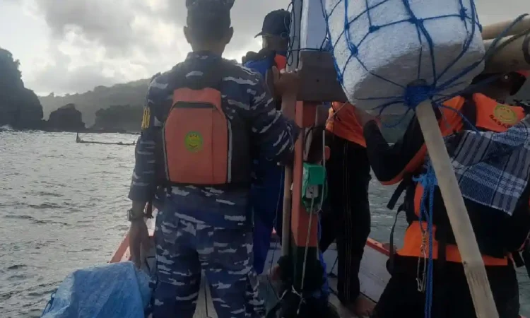 Bangkai Kapal Ditemukan di Teluk Prigi, Diduga Milik Nelayan Hilang dari Jember