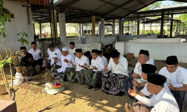 PKB Trenggalek Ziarahi 39 Makam Tokoh Sambut Harlah ke-27