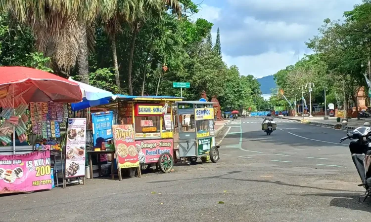 Sesuai Perda RTH Alun-Alun Trenggalek Bersih dari PKL, Trimo: Sterilisasi Jangan Karena Ada Konflik Saja